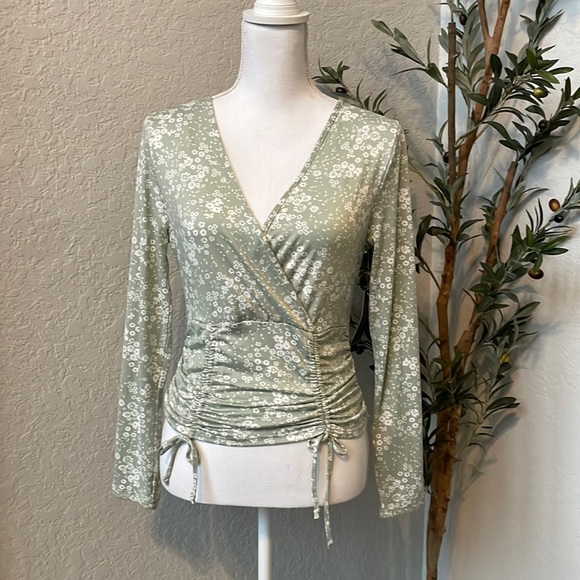 No Boundaries Juniors size green and white floral top w/ ties NEW - Picture 1 of 8